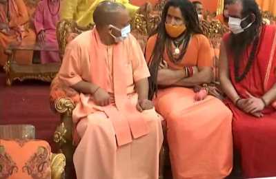 मुख्यमंत्री योगी ने नरेन्द्र गिरि को दी श्रद्धांजलि, बोले- पुलिस के हाथ कई सुराग मिले,दोषियों को मिलेगी कड़ी से कड़ी सजा